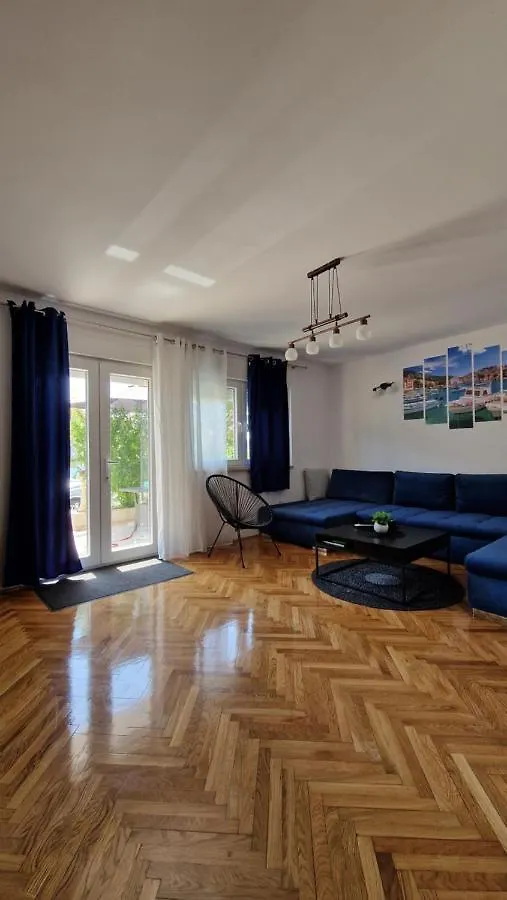 Apartment With E-Cars Station Selce