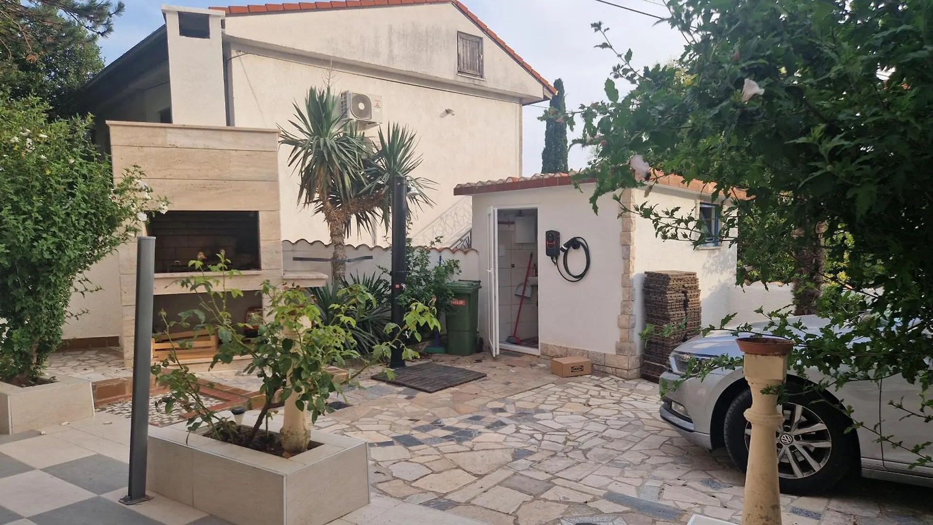 Apartment With E-Cars Station Selce